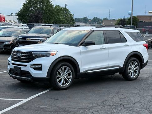 Used 2020 Ford Explorer XLT w/ Equipment Group 202A AWD/4WD image 8
