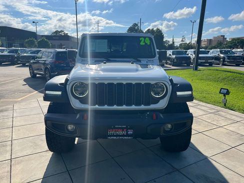 Used 2024 Jeep Gladiator Rubicon w/ Convenience Group AWD/4WD image 2