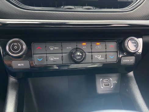 Used 2025 Jeep Compass Trailhawk w/ Trailer Tow Group AWD/4WD image 33