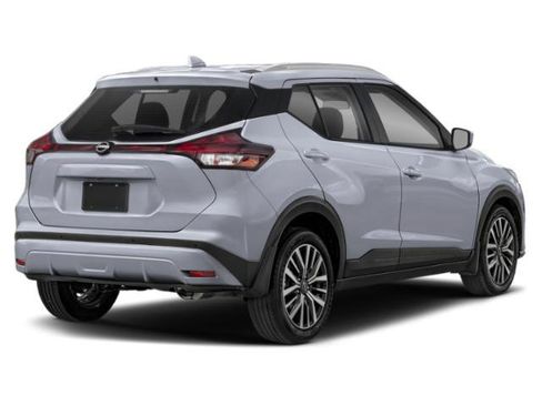 Used 2022 Nissan Kicks SV image 2