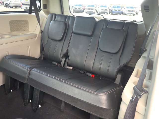 Used 2016 Chrysler Town & Country Touring FWD image 15