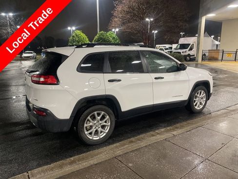 Used 2017 Jeep Cherokee Sport image 3