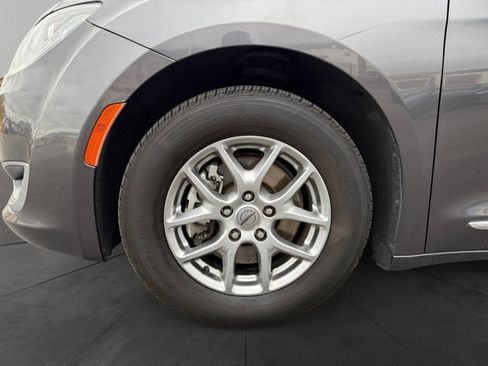 Used 2019 Chrysler Pacifica Limited image 9