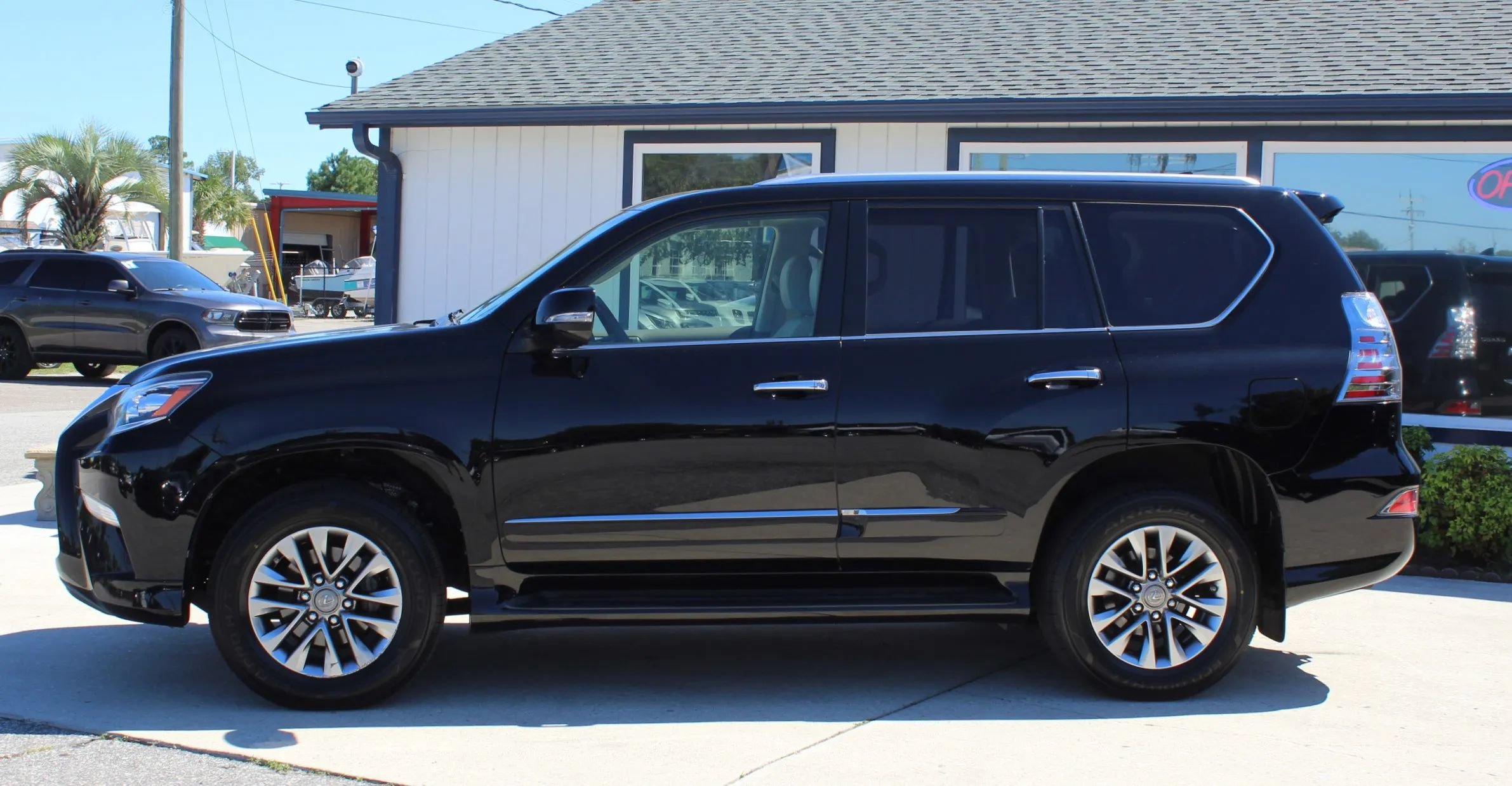Used 2017 Lexus GX 460 Luxury w/ Preferred Accessory Package AWD/4WD image 2
