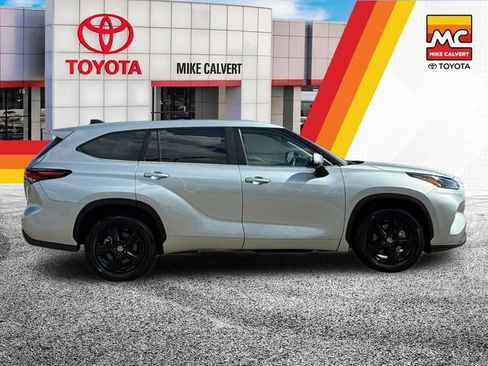 Used 2024 Toyota Highlander LE FWD image 6