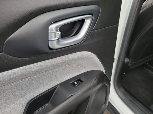 Used 2023 Jeep Compass Latitude image 13