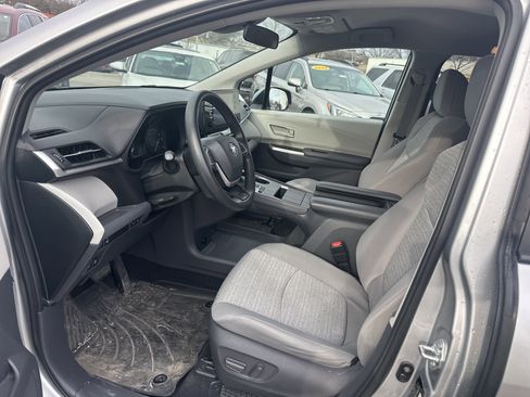 Used 2021 Toyota Sienna LE image 13