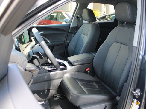 Certified 2025 Audi Q5 Premium w/ Convenience Package image 15