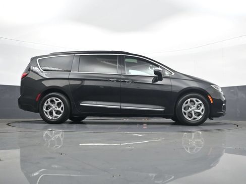 Used 2023 Chrysler Pacifica Limited FWD image 25