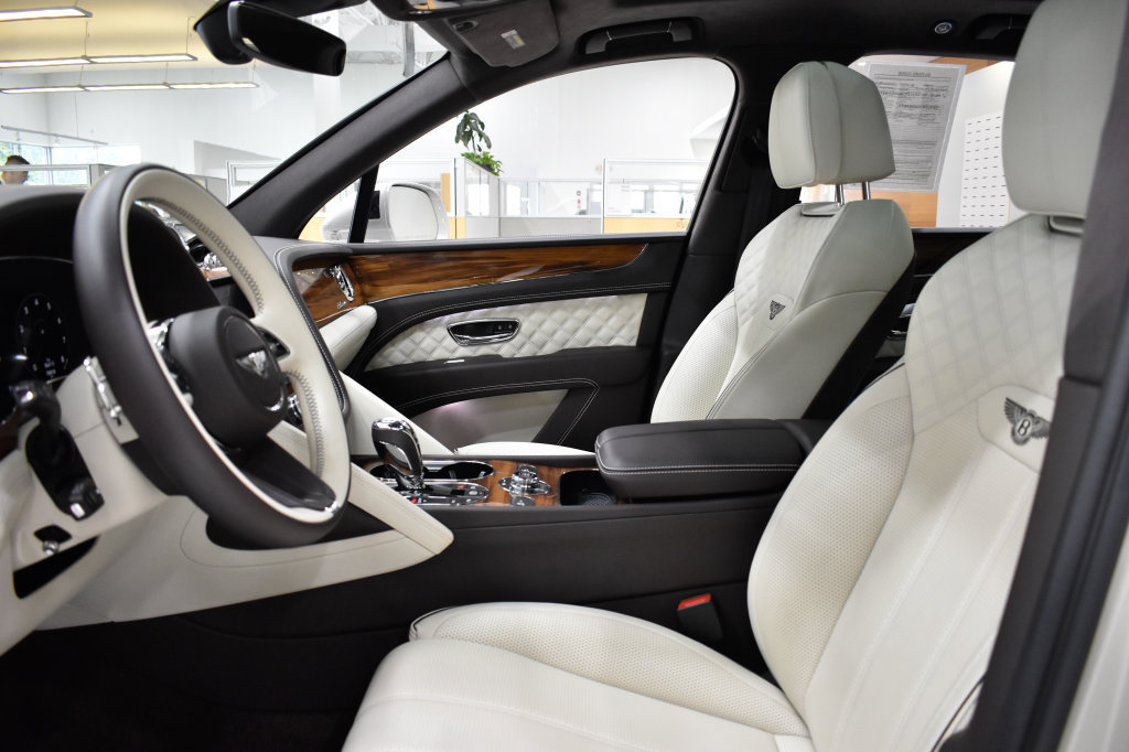 Used 2023 Bentley Bentayga AWD/4WD image 2
