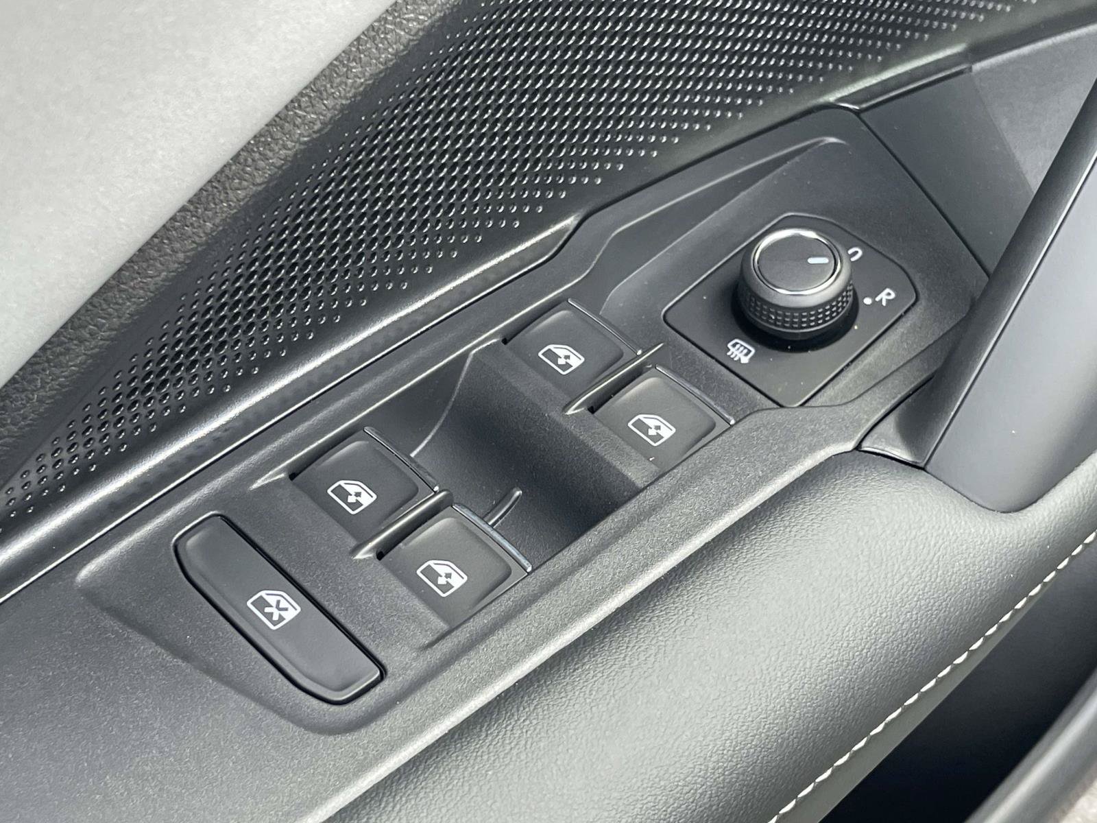 New 2026 Volkswagen Tiguan SE R-Line FWD image 17
