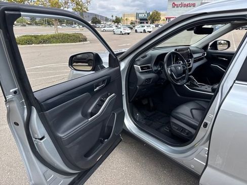 Used 2023 Toyota Highlander XLE image 25