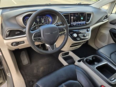 Used 2023 Chrysler Pacifica Touring-L FWD image 13
