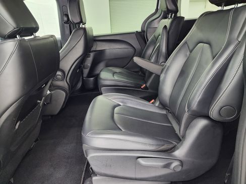 Used 2024 Chrysler Pacifica Limited image 8