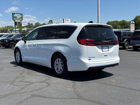 Used 2023 Chrysler Pacifica Touring-L FWD image 6