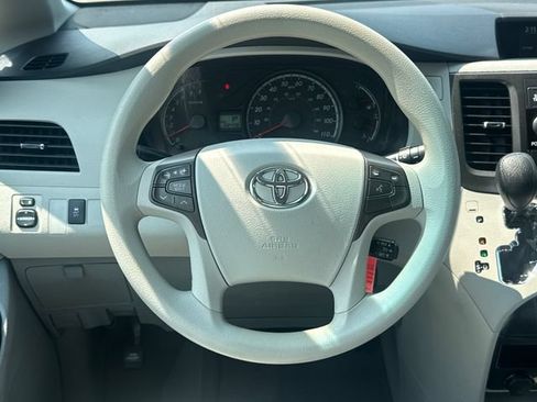 Used 2011 Toyota Sienna LE w/ Towing Pkg FWD image 14