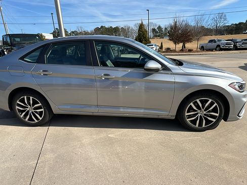 Used 2025 Volkswagen Jetta SE image 7