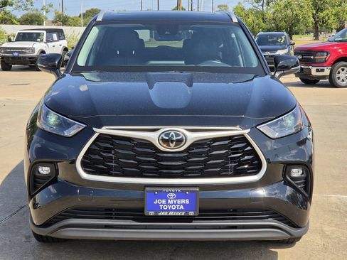 Used 2025 Toyota Highlander XLE FWD image 3