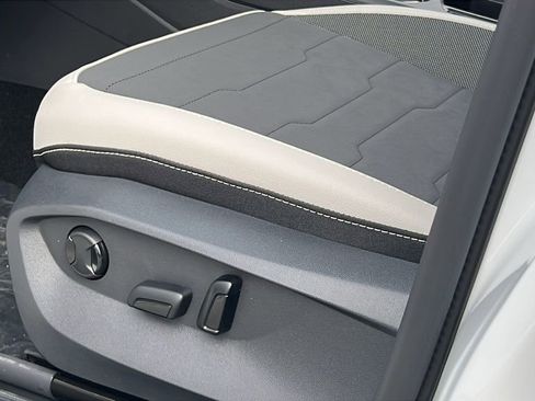 New 2025 Volkswagen Taos SE image 18