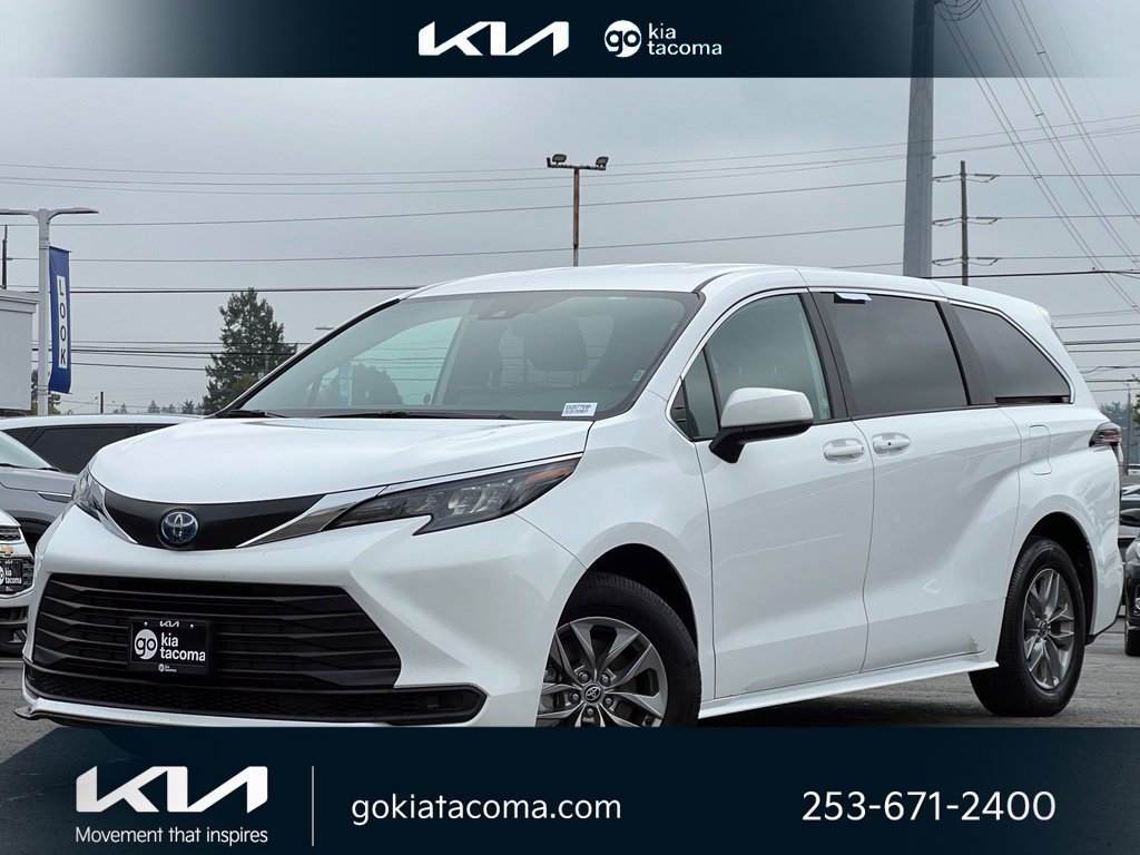 Used 2025 Toyota Sienna LE FWD image 1