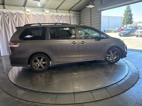 Used 2016 Toyota Sienna SE Premium FWD image 2
