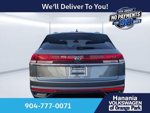 Certified 2025 Volkswagen Atlas Cross Sport SE FWD image 4