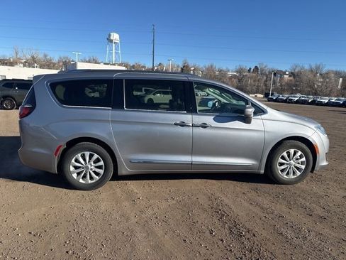 Used 2019 Chrysler Pacifica Touring-L image 7