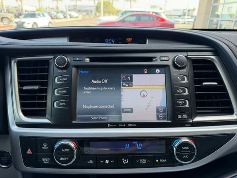 Used 2018 Toyota Highlander XLE FWD image 28
