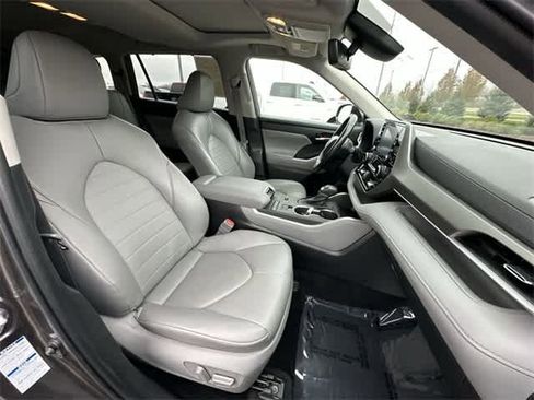 Used 2022 Toyota Highlander XLE image 23