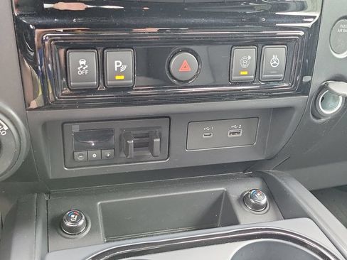 Used 2021 Nissan Titan PRO-4X w/ Pro-4x Convenience Package AWD/4WD image 32