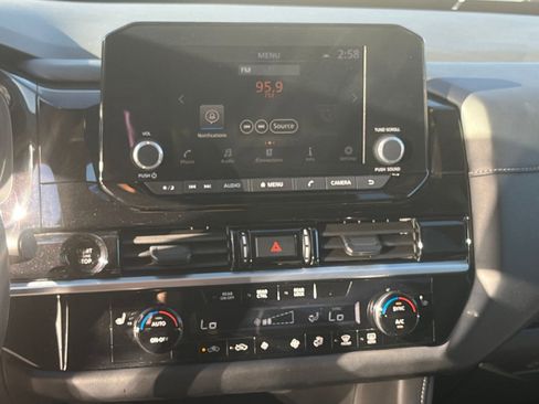 Used 2025 Nissan Pathfinder SV image 18