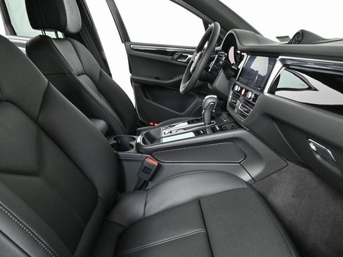 Certified 2025 Porsche Macan AWD image 21