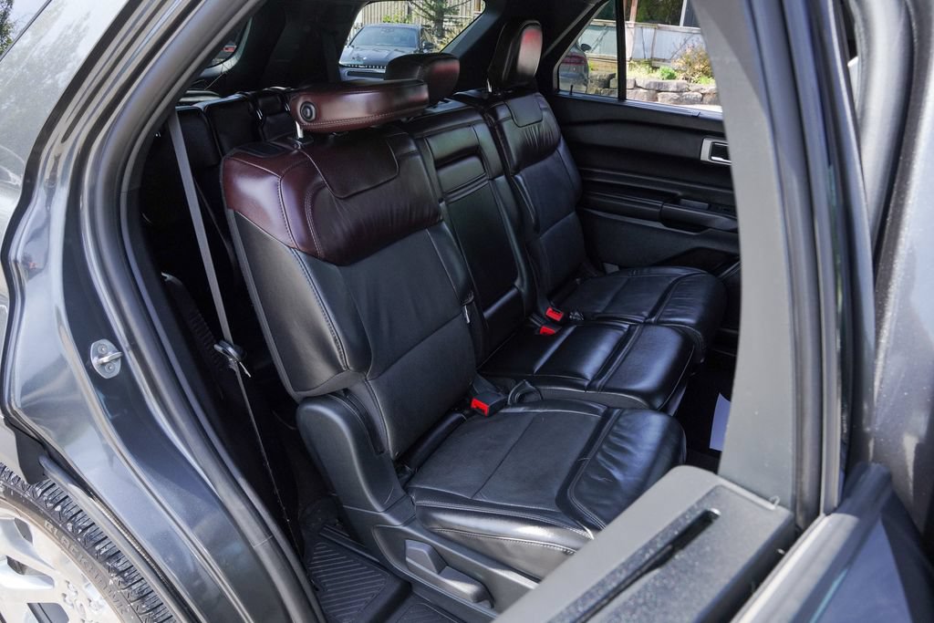Used 2020 Ford Explorer Platinum w/ Premium Technology Package AWD/4WD image 38