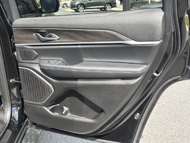 Used 2026 Jeep Grand Cherokee L Limited w/ Limited Altitude Package AWD/4WD image 18