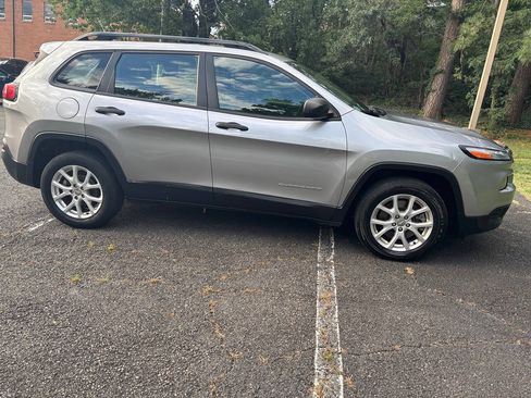 Used 2015 Jeep Cherokee Sport w/ Sport Appearance Group FWD image 4