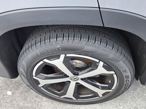 Used 2025 Volkswagen Tiguan SE w/ Panoramic Sunroof Package AWD/4WD image 8