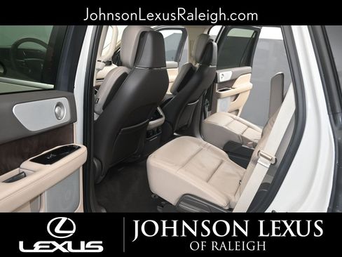 Used 2023 Lincoln Navigator Reserve image 12