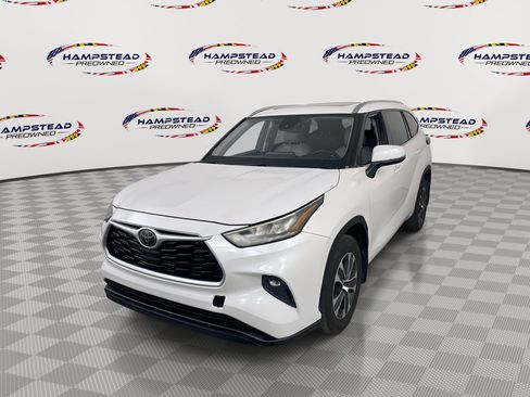 Used 2020 Toyota Highlander XLE AWD/4WD image 1