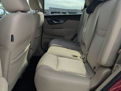 Used 2018 Nissan Rogue SV image 11