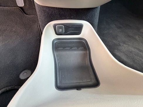 Used 2022 Chrysler Voyager LX image 30