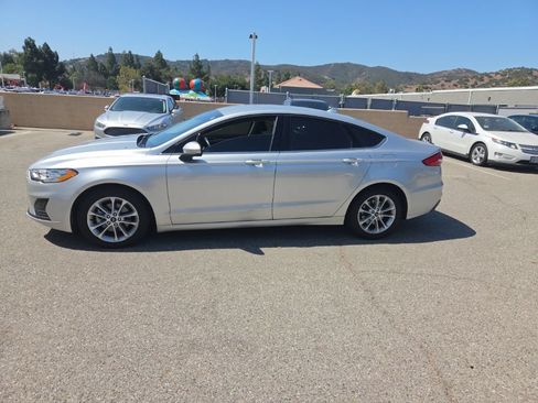 Used 2019 Ford Fusion SE FWD image 2