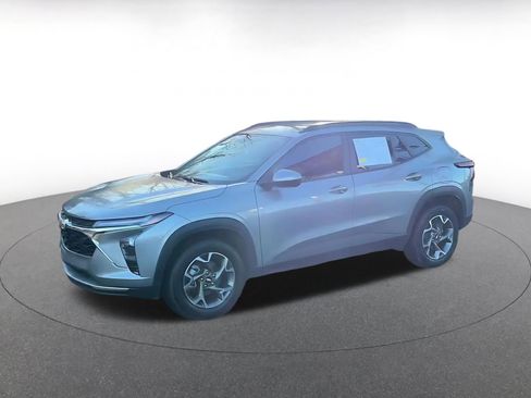 Used 2025 Chevrolet Trax LT w/ LT Convenience Package image 8