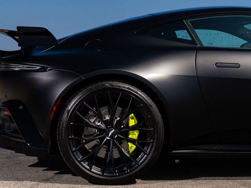 Used 2023 Aston Martin V8 Vantage Coupe RWD image 30