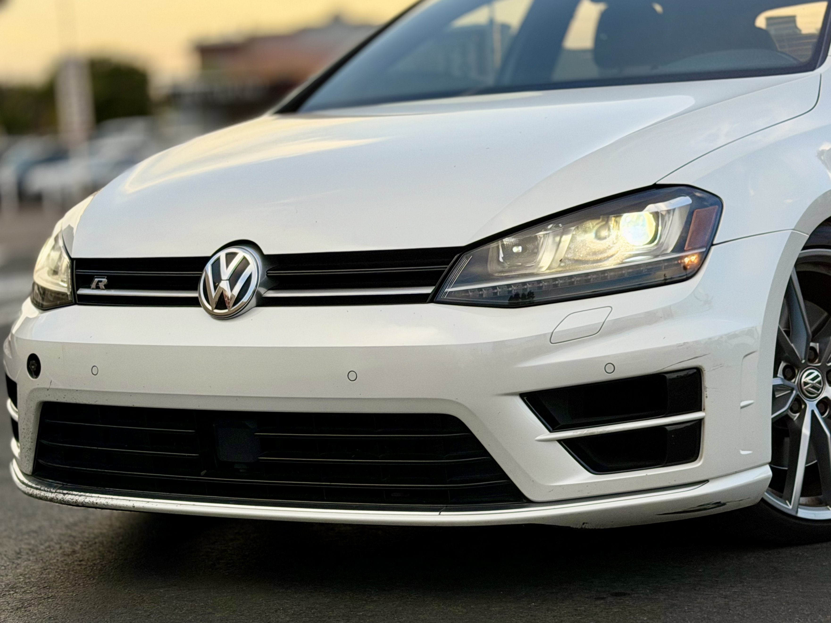 Used 2017 Volkswagen Golf R 4-Door AWD/4WD image 9