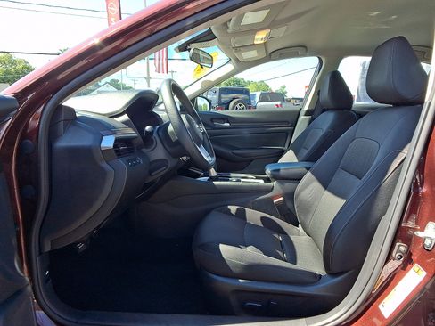 Used 2024 Nissan Altima 2.5 SV FWD image 15