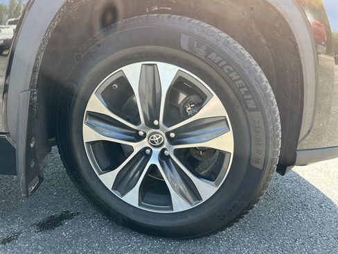 Used 2020 Toyota Highlander XLE AWD/4WD image 5