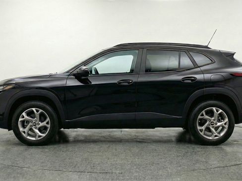 Used 2025 Chevrolet Trax LT w/ LT Convenience Package FWD image 5