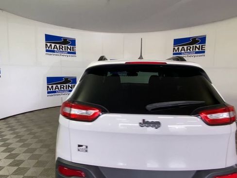 Used 2017 Jeep Cherokee Sport FWD image 9