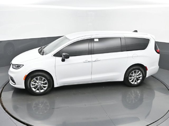 New 2025 Chrysler Pacifica Select w/ Uconnect Theater Family Group AWD/4WD image 39