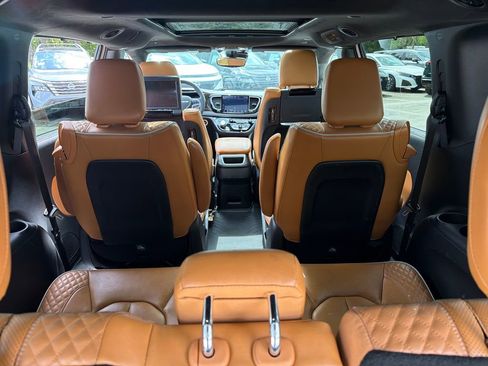 Used 2023 Chrysler Pacifica Pinnacle FWD image 38